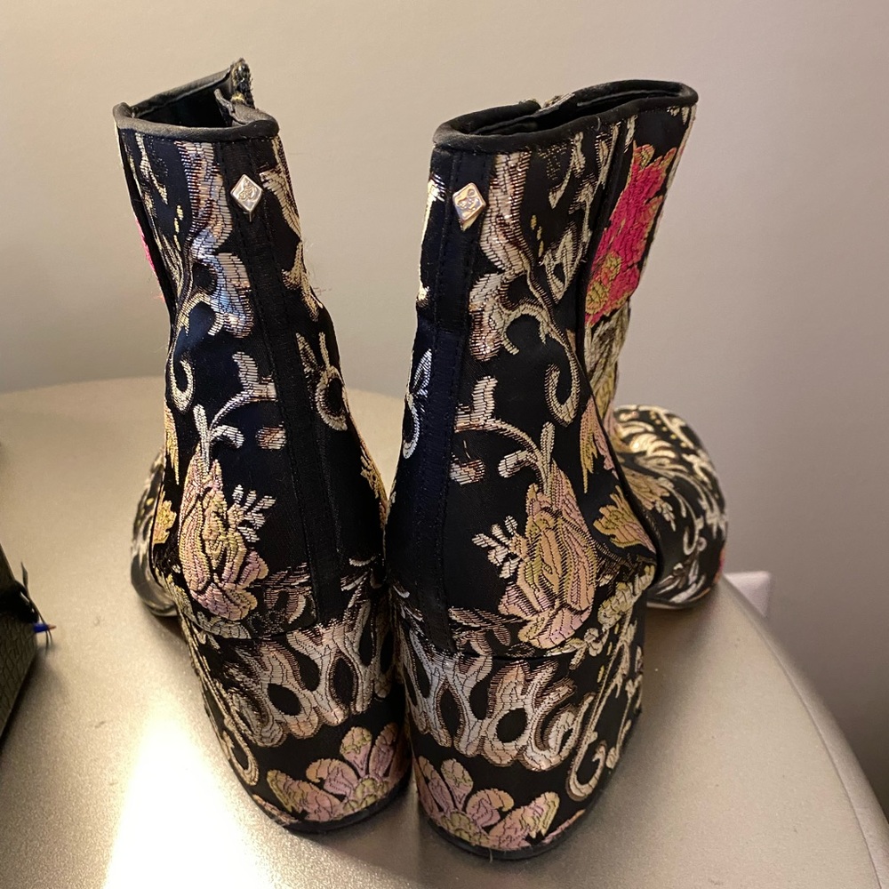 Flows Boots - Picture 3 of 4